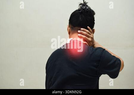 Homme souffrant de mal dans une hernie du rachis cervical, compression du disque intervertébral. Concept des problèmes de santé Banque D'Images