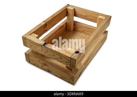 Boîte en bois faite à la main isolée sur fond blanc. Banque D'Images