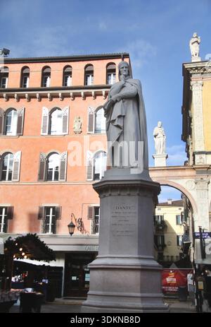 Vérone, Italie. Le monument à Dante Alighieri sur la Piazza dei Signori. Banque D'Images