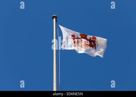 Le drapeau monégasque avec les armoiries du prince Banque D'Images
