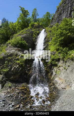 Petite cascade tombant sur des roches vertes, cascade près de Dizi, route 7, région de Mingrelia et du Haut-Svaneti, Haut-Caucase, Géorgie Banque D'Images