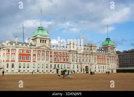 Admiralty extension, également Old Admiralty Building, avec la police montée au premier plan, Londres, Angleterre, Royaume-Uni. Conçu par Leeming et Leeming. Banque D'Images