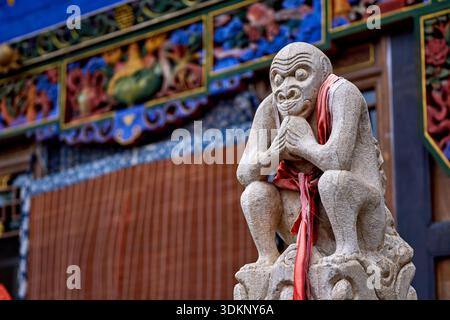 Gros plan de l'architecture sculptée ancienne et sculpture de singe en pierre d'une maison traditionnelle dans la ville antique de Pingyao, Shanxi, Chine Banque D'Images