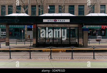 Scène paisible d'arrêt de bus urbain avec surfaces réfléchissantes et éclairage doux Banque D'Images