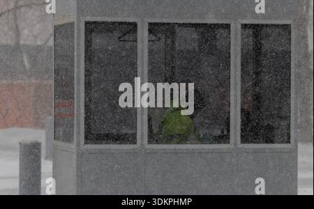 NEW YORK, N.Y. – 25 janvier 2026 : une personne est vue dans un kiosque à Lower Manhattan pendant une tempête hivernale. Banque D'Images