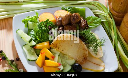 Salade saine aux coeurs de poulet Banque D'Images