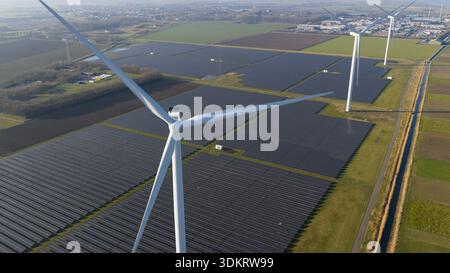 Éoliennes et panneaux solaires générant de l’énergie renouvelable propre Banque D'Images