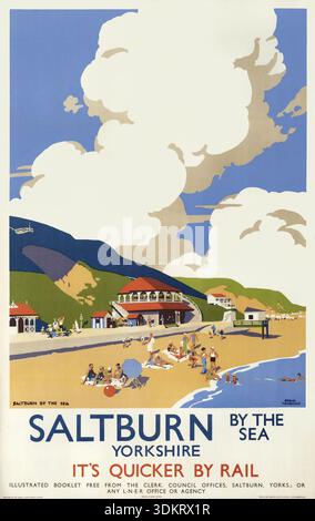 Cette affiche vintage illustrative de Frank Newbould, probablement des années 1930 ou 1940, fait la promotion de Saltburn-by-the-Sea dans le Yorkshire, en Grande-Bretagne, comme destination de vacances en bord de mer. Il représente une scène de plage animée avec diverses personnalités profitant du sable et de la mer, soulignant la commodité du voyage en train avec le slogan « C'est plus rapide en train ». Banque D'Images