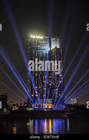 Le bâtiment vue Aston, condominium de luxe sur la rivière Bassac la nuit. Phnom Penh, Cambodge. © Kraig Lieb Banque D'Images