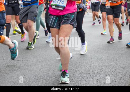 Les coureurs s'affrontent au marathon de Londres 2024 dans la rue de la ville. Londres, Royaume-Uni, 21 avril 2024 Banque D'Images