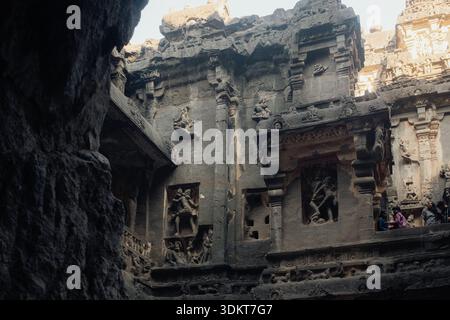 Verul, Inde - 27 décembre 2025 : vue d'anciennes sculptures en pierre ornent les murs altérés des grottes d'Ellora, illuminés par le doux Banque D'Images