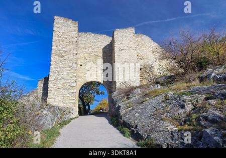 Ruines du château de Hainburg à Hainburg an der Donau. Vue aérienne du château médiéval. Les ruines sont situées en basse-Autriche, près de la frontière avec la Slovaquie Banque D'Images