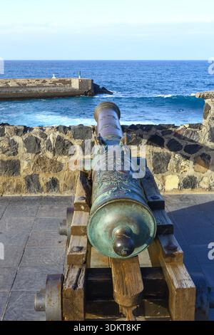 Canon côtier historique face à l'océan Atlantique à Puerto de la Cruz — Tenerife Travel et Canary Islands Heritage Banque D'Images