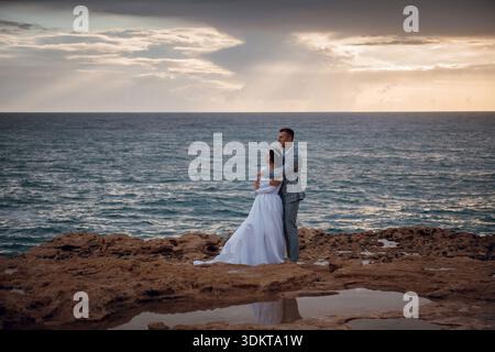 Couple de mariage à Chypre par la mer Banque D'Images