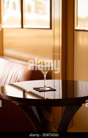 Cocktail Martini sur la table d'appoint dans un environnement de fantaisie Banque D'Images