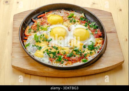 shakshuka aux herbes dans une poêle Banque D'Images