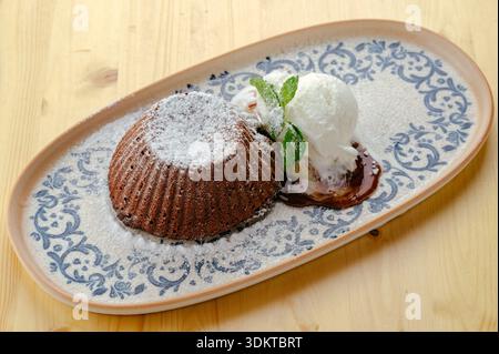 fondue au chocolat avec une boule de glace à la vanille Banque D'Images
