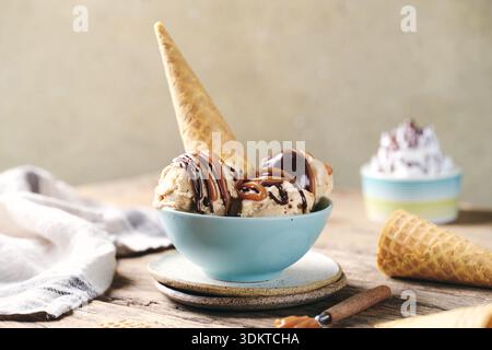 Crème glacée au chocolat dans un bol Bleu Banque D'Images