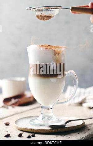 Latte Macchiato superposé à la lumière naturelle Banque D'Images