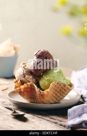 Cuillères à crème glacée assorties dans un saladier à gaufres Banque D'Images
