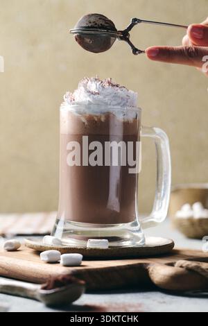 Chocolat chaud crémeux avec crème fouettée et guimauves Banque D'Images
