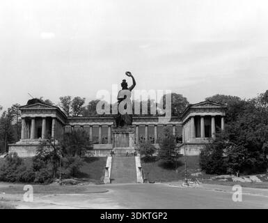 Bavière et Temple de la renommée, construit par Ludwig Schwanthaler 1843-1853, sur la Theresienwiese [traduction automatique] Banque D'Images