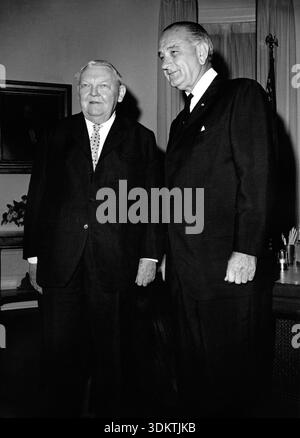 Le chancelier fédéral Ludwig Erhard lors d’une visite de travail de plusieurs jours avec le président américain Lyndon B. Johnson dans son étude à la Maison Blanche à Washington. [traduction automatique] Banque D'Images