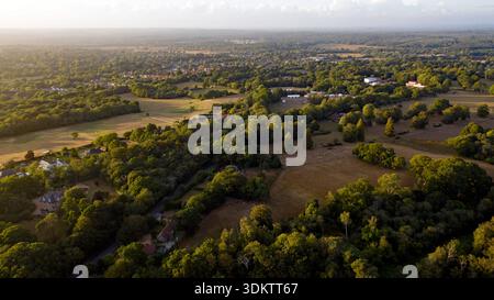 Coucher de soleil, vue aérienne depuis le jardin de Setly Ridge, regardant vers la réserve naturelle Roydon Woods et l'île de White. Banque D'Images