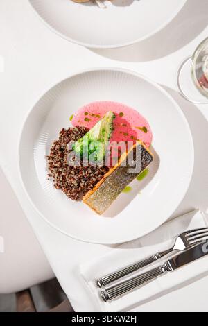 Saumon grillé avec brocoli quinoa et sauce Banque D'Images