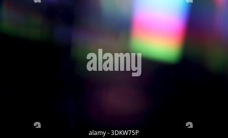 la lumière colorée en cristal arc-en-ciel s'échappe sur fond noir Banque D'Images