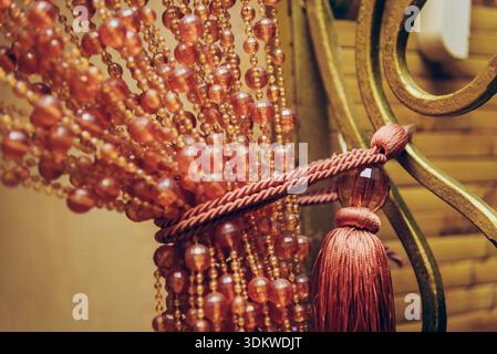 Rideaux orientaux traditionnels drapés faits de perles colorées dans des détails de design d'intérieur Banque D'Images