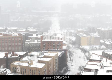 Vue aérienne d'une tempête de neige dans le Bronx, New York City, blizzard urbain avec immeubles d'habitation sur la côte est des États-Unis Banque D'Images