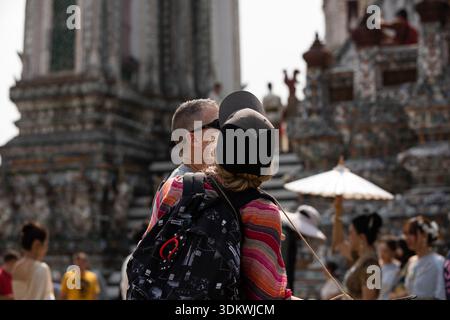 BANGKOK, THAÏLANDE-15 janvier 2026 : couple senior debout et prenant un selfie ensemble et explorant à Thai templer, vue arrière Banque D'Images