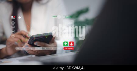 Femme d'affaires utilisant smartphone pour le trading d'actions en ligne avec des graphiques financiers virtuels. Concept d'investissement fintech, échange de crypto-monnaie et da Banque D'Images