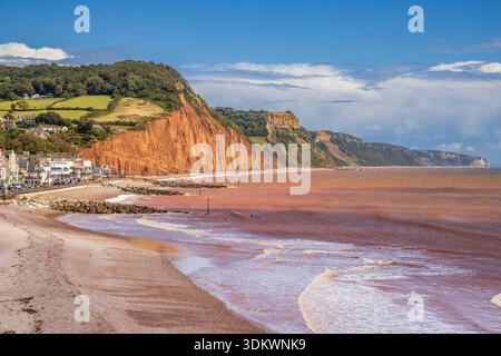 Sidmouth Beach et la falaise de Salcombe Hill, East Devon, Angleterre Banque D'Images