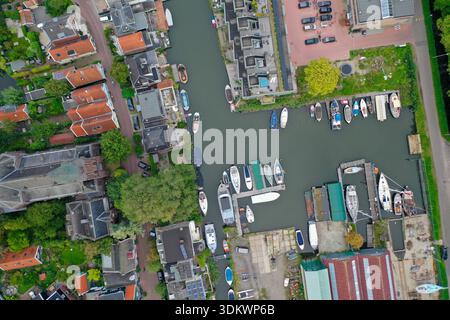 Vue aérienne de haut en bas d'un quartier résidentiel de canal à Amsterdam, pays-Bas, près de l'église Meerpad. Banque D'Images