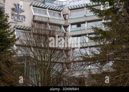 ROGASKA SLATINA, SLOVÉNIE, 01.03.2026:vue extérieure du Grand Hôtel Donat, avec une façade moderne en béton, des balcons en verre décalés et un grand wi Banque D'Images