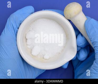 Le sulfate de zinc est un composé inorganique de formule ZnSO4 Banque D'Images