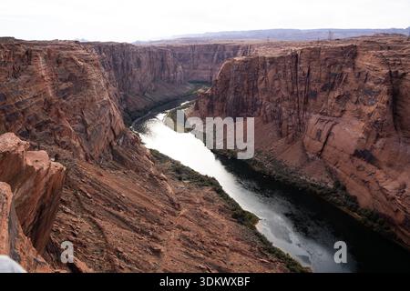 Fleuve Colorado coulant à travers un profond canyon de grès sous un vaste ciel Banque D'Images