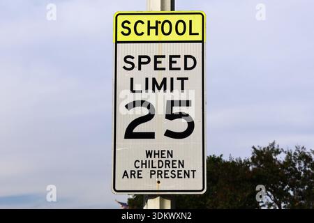 Limite de vitesse de la zone scolaire 25 signe Banque D'Images
