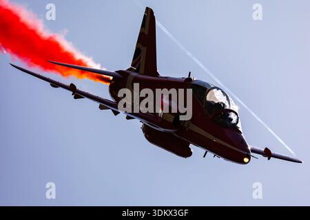 Royal Air Force Red Arrows BAE Hawk T1 en livrée rouge avec traînée de fumée rouge lors d'un spectacle acrobatique à Ostrava, République tchèque, septembre 2025 Banque D'Images