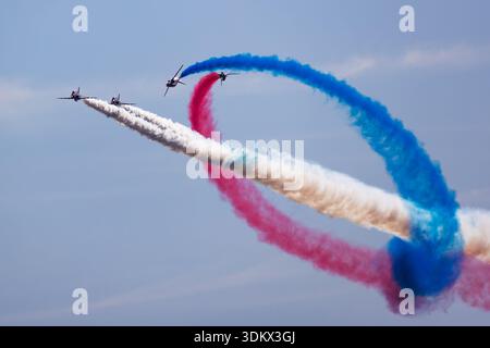 Royal Air Force Red Arrows BAE Hawk T1 jets en formation avec des traînées de fumée rouge, blanche et bleue lors de l'exposition acrobatique à Ostrava, septembre 2025 Banque D'Images
