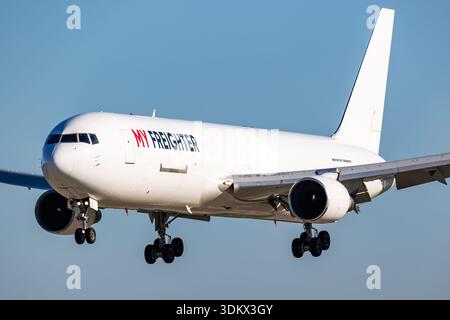 Mon cargo Boeing 767-300F immatriculé UK-67020 en approche finale de l'aéroport d'Ostrava (OSR), République tchèque, le 20 septembre 2025 Banque D'Images