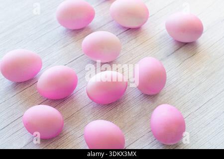 Oeufs de Pâques de couleur rose vif Banque D'Images