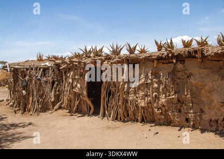Cabane de boue dans un village de Datooga les Datooga sont un groupe ethnique nilotique de Tanzanie qui sont étroitement liés à l'ethnie Kalenjin au Kenya A. Banque D'Images