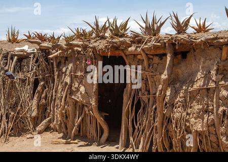 Cabane de boue dans un village de Datooga les Datooga sont un groupe ethnique nilotique de Tanzanie qui sont étroitement liés à l'ethnie Kalenjin au Kenya A. Banque D'Images