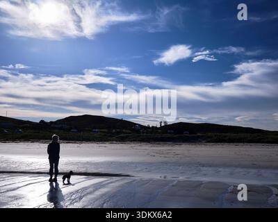 Mellon Udrigle, Ross-Shire, Écosse, Royaume-Uni. 26 septembre 2025. Une femelle solitaire trempe dans la solitude alors qu'elle promène son chien sur la plage de Mellon Udrigle Banque D'Images