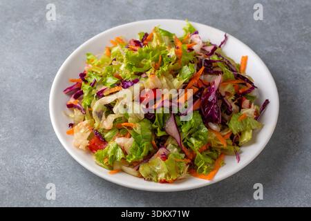 Salade de laitue turque. Une salade diète à base de laitue, de chou rouge, de tomates et de carottes. Banque D'Images