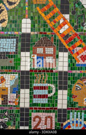 Gros plan de mosaïque de fond carrelé fabriqué à partir d'une variété de carreaux de céramique multicolores sur un mur à Portsmouth, Hampshire, Angleterre, Royaume-Uni Banque D'Images