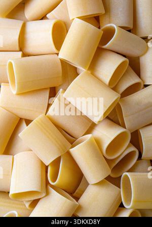 Paccheri est un type de pâtes en forme de très grand tube, originaire de Campanie Banque D'Images